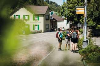 Unterwegs auf dem Fricktaler Hoehenweg. Die Wandergruppe im Aargauer Weindorf Mettau mit Wander Signalisation.