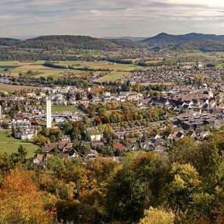 Ausblick vom Aussichtspunkt Rheintalblick auf den Wellnessort Bad Zurzach