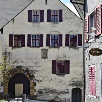 Heute ist Klingnau bekannt durch den Stausee und den Weinanbau. Gegründet wurde das Städtchen im Jahr 1239 - das national geschützte Ortsbild erinnert bis heute an die lange und bewegte Geschichte von einst.