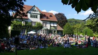 Poet*innen zur Lage der Nation im Park des Museums Langmatt