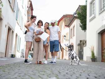 beim krimitrail aarau gehen teams gemeinsam auf spurensuche durch die altstadt und loesen spannende raetsel.