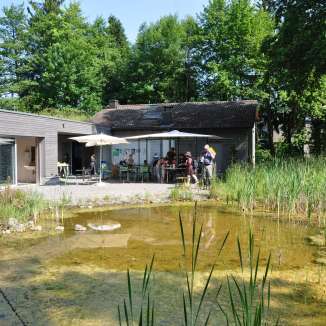 Im BirdLife-Naturzentrum Klingnauer Stausee erwarten Sie eine interaktive Ausstellung und ein Erlebnispfad mit Beobachtungshütte. Hier begegnen Sie Libellen, Fröschen und Schmetterlingen und mit etwas Glück auch dem Eisvogel. Ein kleines Café, Veranstaltungen für Familien und Erwachsene sowie Führungen für Gruppen runden das Angebot ab. Ein Besuch ist das ganze Jahr über möglich.