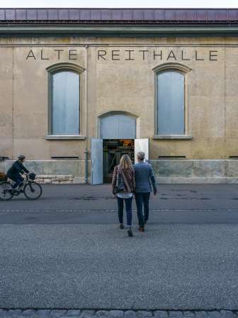 Älteres Paar auf dem Weg zur alten Reithalle Aarau.