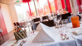 restaurant & lounge-sonne-gedeckter-tisch