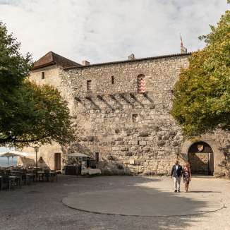 Paar auf der Terrasse vor der Habsburg mit Gartenrestaurant.