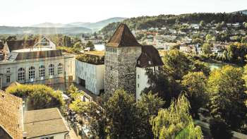 Die Velorouten durch Aarau verbinden sportliche Erlebnisse mit kulturellen Sehenswürdigkeiten wie dem Stadtmuseum und der historischen Altstadt.