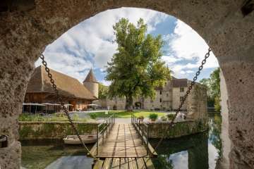 blick ueber die bruecke in den historischen innenhof von schloss hallwyl.