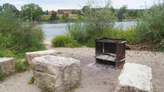 Aue Chly Rhy-Feuerstelle am Rhein