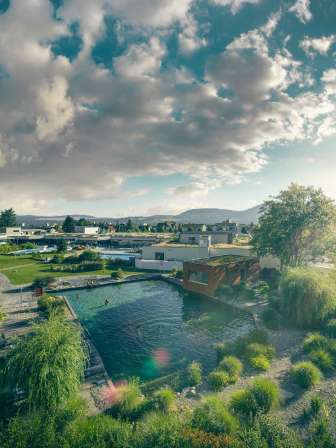 Die Bade- und Wellnesslandschaft in der Therme Zurzach bietet eine Wasserlandschaft auf über 2'000 Quadratmetern. Sie setzt mit der dreistöckigen Bohrturmsauna, dem Naturschwimmbecken und dem Intensiv-Solebad neue Akzente. 

Eintauchen in das wohltuend warme Nass, sich von Unterwasser-Massagedüsen und Quellsprudlern massieren lassen. Auftauchen im Fliessbecken und sich vom Wasserstrom treiben lassen. Schweben wie im Toten Meer in der gesunden Natursole, Abkühlung suchen im Naturschwimmbecken und Auftanken in den Dampfbädern oder in einer Textilsauna.