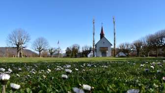 kirchlibuck-kapelle-mit-blumenwiese