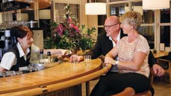 parkhotel-bad-zurzach-paar-an-der-bar