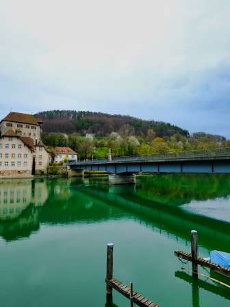 Flächenmässig mit nur 32 Hektaren ist Kaiserstuhl die kleinste Gemeinde im Kanton Aargau. Kaiserstuhl liegt in der äussersten nordöstlichen Ecke des Kantons, an der Grenze zum Kanton Zürich und zu Deutschland.