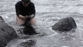 «Making a sculpture of sand in the waves of Bollullo Beach», Tenerife, 2025 ©Pearlie Frisch