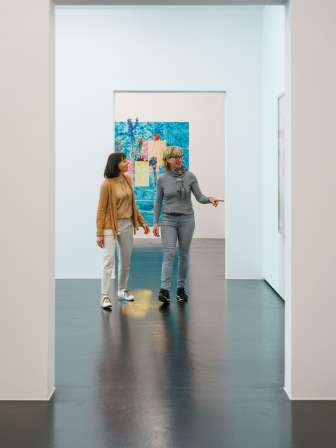 Zwei Besucherinnen geniessen die Ausstellung "Blumen für die Kunst" im Kunsthaus Aarau.