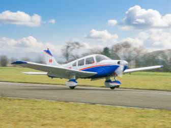 kleinflugzeug startet auf der startbahn des flugplatzes birrfeld