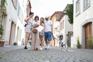 beim krimitrail aarau gehen teams gemeinsam auf spurensuche durch die altstadt und loesen spannende raetsel.