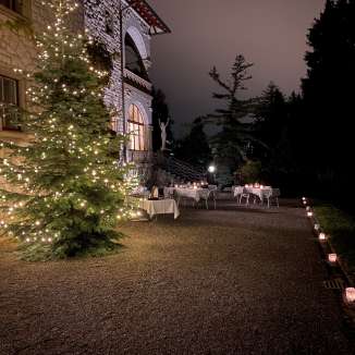 Festlich beleuchtete Villa Boveri in Baden mit Weihnachtsbaum und gedeckten Tischen für Gruppenanlässe.