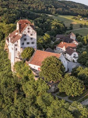 schloss lenzburg thront hoch ueber der stadt und zaehlt zu den bedeutendsten hoehenburgen der schweiz.