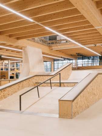 indoor skatepark mit ramps, rails und holzelementen im rolling rock skate- und sportcenter aarau