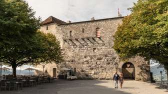 Vorhof Schloss Habsburg mit Gartenrestaurant
