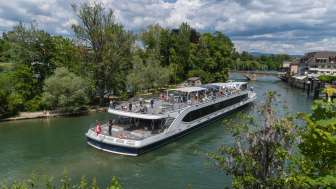 Ankunft MS Rhystärn an der Schifflände in Rheinfelden, vorbei am Inseli