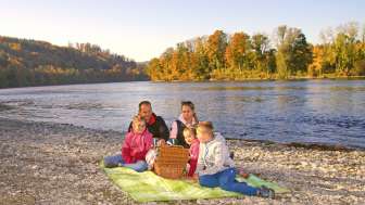 aue-chly-rhy_familie-am_picknicken