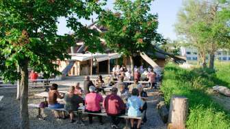 Die grosszügige Terrasse liegt direkt an der Suhre