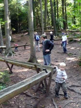 Familien am Spielen bei der Kugelibahn