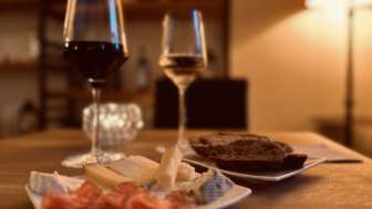 Lounge_Plaettli mit Wein