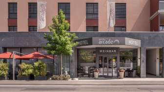 Strassenseite / Bar