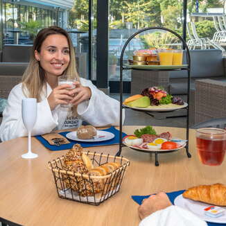 Im Badrestaurant und in der Poolbar mit grosszügigem modernem Innenbereich erwartet Sie eine täglich wechselnde Auswahl an Tagesmenüs und à la carte Gerichten. Das Angebot wird durch ein grosses Salat- und Dessertbuffet sowie speziellen Kindermenüs für die kleinen Gäste und der Papa Moll-Pfanne für die ganze Familie komplettiert. An warmen Tagen können Sie sich zusätzlich im Freien unter Sonnenschirmen mit kühlen Getränken oder Glacé erfrischen.

Für den kleinen Hunger zwischendurch warten im Badrestaurant, beim Bistro als auch in der Poolbar-Lounge täglich feine hausgemachte Sandwiches, Kuchen, Crèmeschnitten, Birchermüsli, frische Früchteteller und viele weitere süsse und herzhafte Snacks.