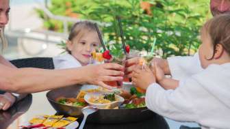 therme-zurzach-badrestaurant-familie-am-essen