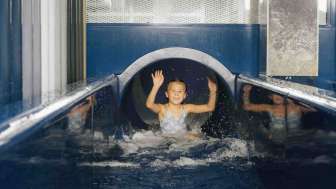 therme zurzach_familie_papa moll-wasserwelt_rutschbahn_unten