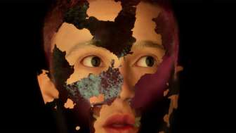 Theresa Reiwer, Lasting Generation, 2024<br>Videostill aus Mehrkanal-Videoinstallation, in Zusammenarbeit mit David Egger, HAU Hebbel am Ufer, Hauptstadtkulturfonds<br>© Theresa Reiwer
