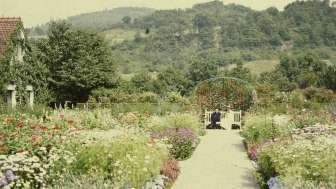 Jenny Brown und Sohn Harry im Staudengarten, um 1920, Archiv Museum Langmatt, aus: Stöckli 2001, S. 79