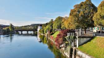 Am Amthausquai mit der Holzbrücke im Hintergrund