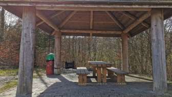 feuerstelle-rappenschnabel-tisch-und-feuerstelle
