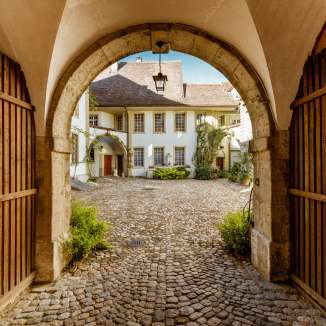 Blick auf den Innenhof mit dem Sonnenhof-Brunnen in Zofingen