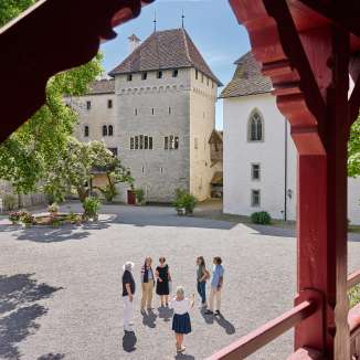 der grosszuegige innenhof von schloss lenzburg bietet ein eindrueckliches historisches ambiente.