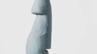 Margrit Linck (1897 – 1983), La Douleur I, 1980-1981<br>Terrakotta, bemalt, 101 cm<br>Aargauer Kunsthaus / Ankauf, 2025<br>©Nachlass Margrit und Walter Linck<br>Foto: Galerie Annex 14
