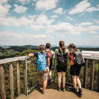 Unterwegs auf dem Fricktaler Hoehenweg. Hier geniesst die Wandergruppe den Ausblick vom Chaisacherturm in Gansingen.