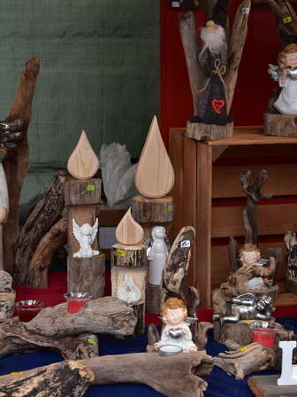 Der Weihnachtsmarkt von Bad Zurzach lockt Jahr für Jahr zahlreiche Besucher an. Der Markt findet immer anfangs Dezember rund um das Verenamünster statt.