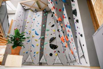 toppaz kletterwand mit seilsicherung und bunten griffen im rolling rock skate- und sportcenter aarau