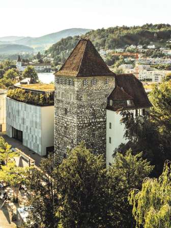 Die Velorouten durch Aarau verbinden sportliche Erlebnisse mit kulturellen Sehenswürdigkeiten wie dem Stadtmuseum und der historischen Altstadt.