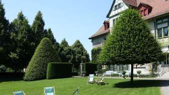 Parkanlage mit Liegestühlen, Museum Langmatt