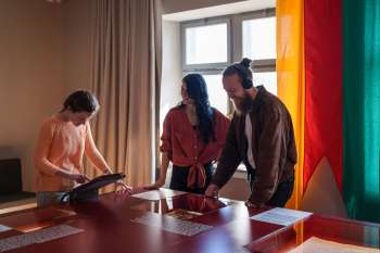 Gruppe junger Leute mit Audioguide im Stadtmuseum.