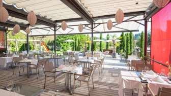 restaurant-lounge-sonne-ueberdachte-terrasse