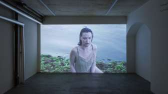 Ausstellungsansicht «Raumfahrt VIII», 2026, Museum Langmatt, Baden, Nefeli Chrysa Avgeris, «Songs from within», 2023, Video, 13:03 min.