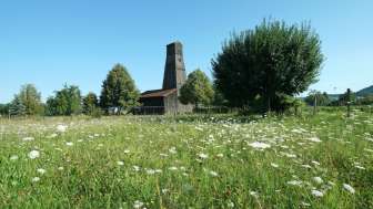 bohrtuerme-bohrturm-mit-wiese