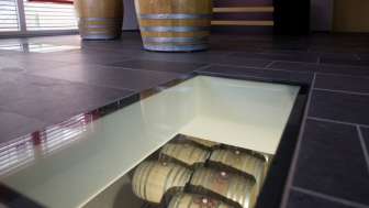 baumgartner-weinbau-ag-verkaufslokal-mit-blick-in-den-barriquekeller